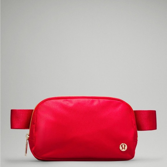 🆕 Lululemon Everywhere Belt Bag New Year Dark Red Gold - Picture 7 of 7